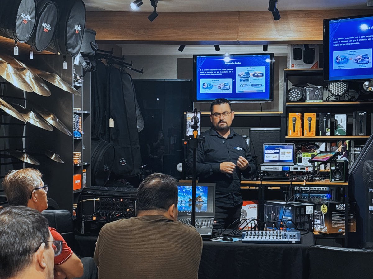 Instrutor apresentando fluxo de áudio para a turma