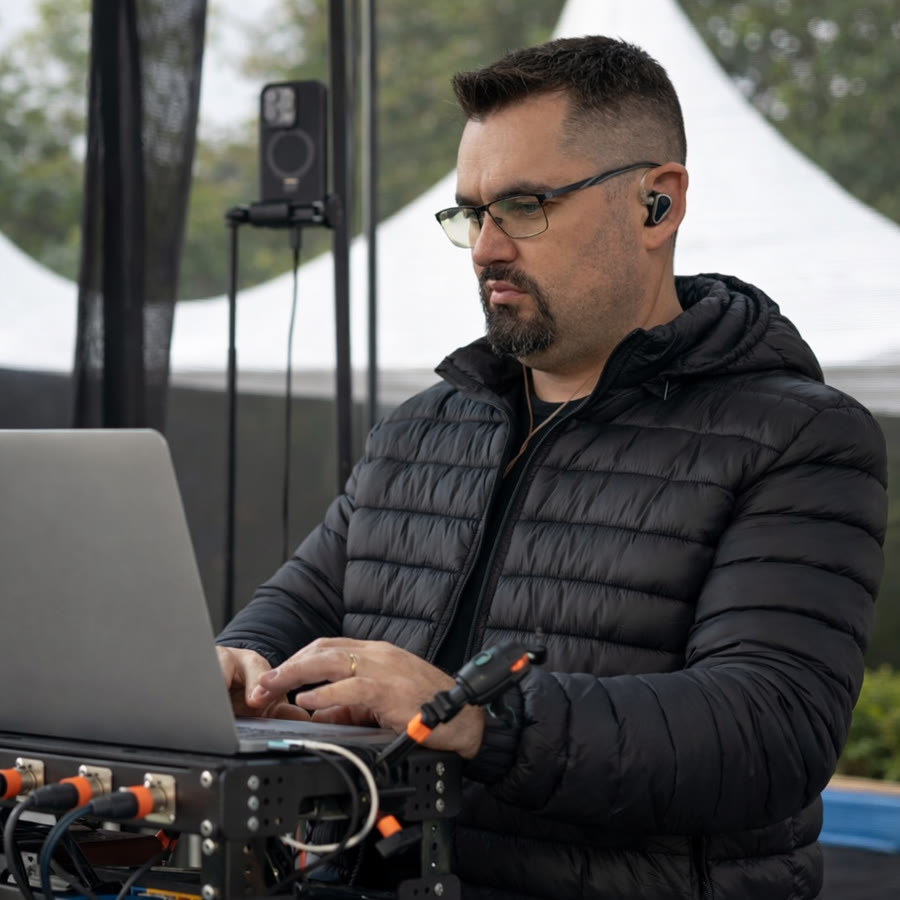 Patrick, instrutor do curso PROSOUND TECH, operando sistema de som ao vivo